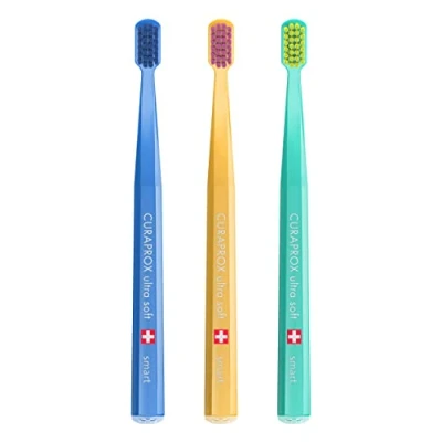 Immagine di Curaprox Zahnbürste Set CS Smart Trio 3er Pack Ultra Soft Handzahnbürste mit kleinem Bürstenkopf, 7600 CUREN Borsten Zufällige Farbe