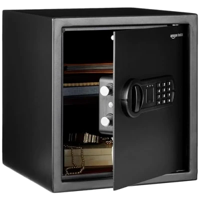 Immagine di Amazon Basics Cassaforte in acciaio per la sicurezza della casa con serratura a tasti Elettronica, proteggere documenti, gioielli e oggetti di valore, 34 L, nero, 33 x 36 cm (LxPxA)