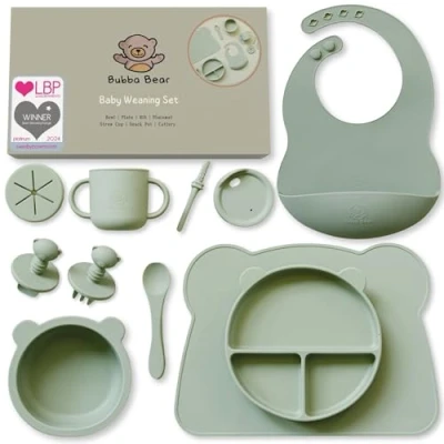 Immagine di Bubba Bear Set di stoviglie in silicone per bambini, antiscivolo, con ventosa, 11 pezzi, senza BPA, cucchiaio, forchetta, ciotola, bavaglino, tazza imparare a bere (verde salvia)