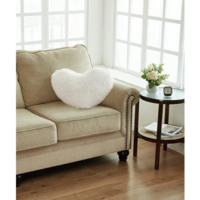 Immagine di Jenny Sesal Cuscino Fluffy a forma di cuore in Ecopelliccia pile imbottito. Disponibile diversi colori. (Beige)