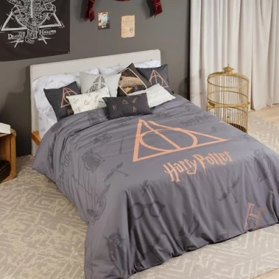 Immagine di FUNDA NÓRDICA CON BOTONES 100% ALGODÓN MODELO DEATHLY HALLOWS PARA CAMA DE 135/140 (220X240 CM)