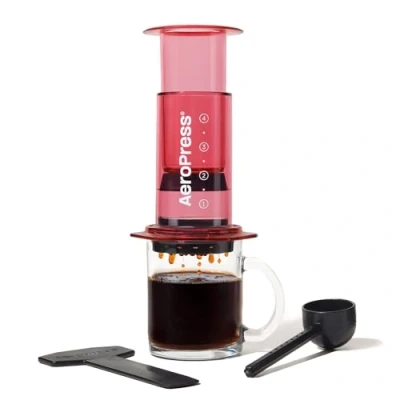 Immagine di AeroPress Clear Rossa Macchina per Caffè 3 in 1: combina French Press, Pour over ed Espresso corposo senza amarezza Piccola caffettiera portatile viaggio e campeggio, Rosso