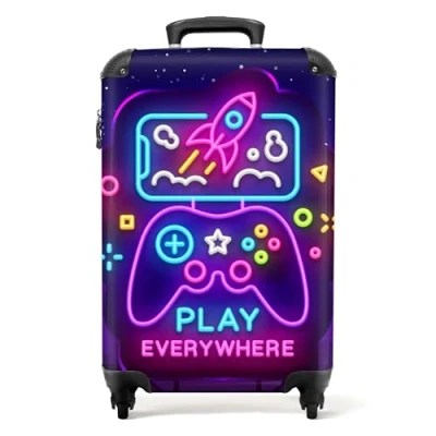 Immagine di NoBoringSuitcases.com Valigia Bambini, Trolley Bambino, Per 10 kg, Bambino Trolley, Bimbo, Bagaglio a Mano 55x40x20 cm (Joystick Neon Viola)