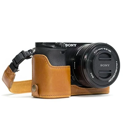 Immagine di MegaGear Sony Alpha A6300, A6000 Ever Ready Custodia metà copertura in finta pelle per Fotocamera con Tracolla Marrone chiaro MG962