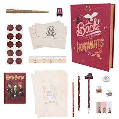 Immagine di Harry Potter Set di Cancelleria, da Scrittura Hogwarts, Include Taccuino, Buste, Carta, Adesivi, Penna a Bacchetta, Graffetta, Gomma, Temperamatite, Scatola
