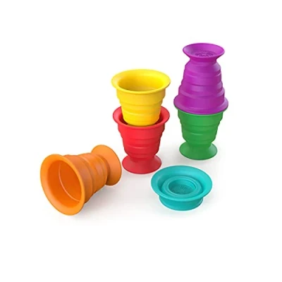 Immagine di Baby Einstein, Stack &amp; Squish Cups, 6 ventose impilabili, giocattolo educativi e multisensoriale per spiaggia, al bagno giochi a terra, 6pz, età dai 3 mesi in su