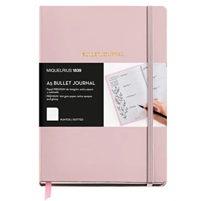 Immagine di Miquelrius Quaderno per il Bullet Journal, copertina rigida in similpelle con chiusura a elastico, formato A5 148 x 210 mm, 96 fogli da 100 g/m², interno puntinato, colore rosa