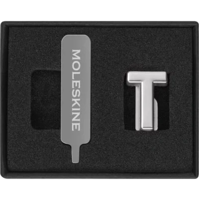 Immagine di Moleskine Pin per Taccuino o Agenda Lettera T, Spilla Lettere, Personalizza la Chiusura con Elastico, Idee Regalo Personalizzato, Colore Argento