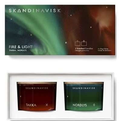 Immagine di Skandinavisk FIRE &amp; Light Set regalo di 2 candele profumate NORDLYS &#039;Northern Light&#039; e TAKKA &#039;Fireplace&#039;. Formula vegana. x 90 g