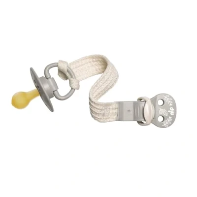 Immagine di NIP Green ciuccio in cotone biologico: senza BPA, extra morbido e leggero, porta regolabile per con anello massaggiagengi, protegge i vestiti del bambino, grigio