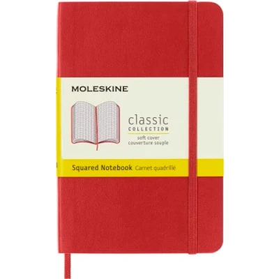 Immagine di Moleskine Classic Notebook, Taccuino a Quadretti, Copertina Morbida e Chiusura ad Elastico, Formato Pocket 9 x 14 cm, Colore Rosso Scarlatto, 192 Pagine
