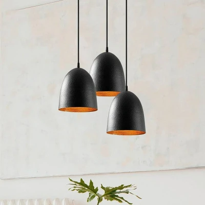 Immagine di Lampada a sospensione 3 luci saccade Gakuli D44cm Metallo martellato Nero Menzzo