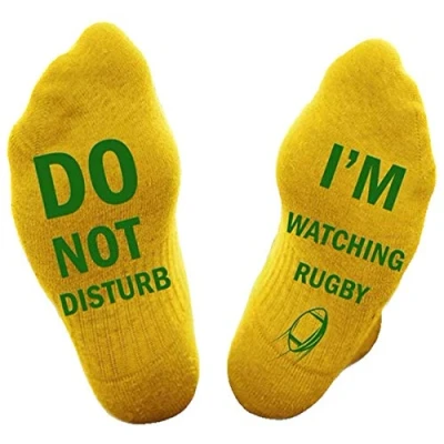 Immagine di SoulQ Calzini a maglia con scritta &quot;Do not disturb,I&#039;m WATCHING RUGBY&quot; Giallo L