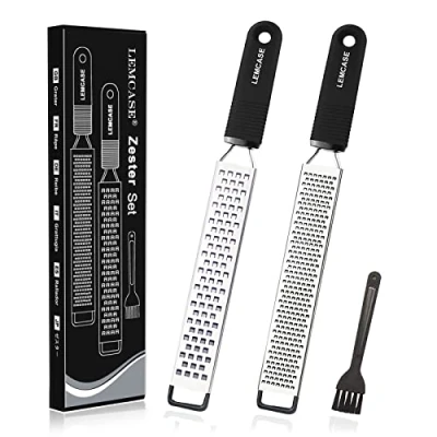 Immagine di LEMCASE Zester, Grattugia in Acciaio Inox Formaggio, Limone, Verdura Manico Silicone e Copertura di Sicurezza Nero (2 Pezzi)