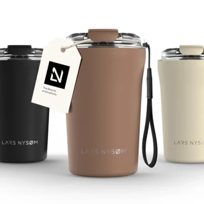 Immagine di LARS NYSØM Tazza Termica Per caffè Thermo Coffee Mug to Go con Cinturino &amp; Coperchio in Tritan 380ml da Viaggio Senza BPA 0,38 Litri Isolamento e tè (Mocha Brown, 380ml)