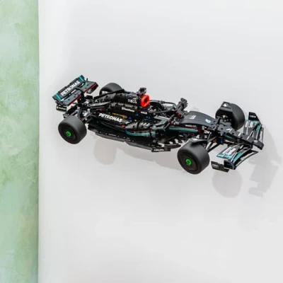 Immagine di Brickify Staffa di montaggio a parete compatibile con Lego Technic Mercedes W14e 42171 Mostra in modo sicuro la tua auto Prodotto nel Regno Unito Set non incluso