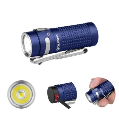 Immagine di OLIGHT Baton 4 Standalone Torcia Tascabile EDC Compatta e Potente 1300 lm Cruscotto Elegante Pulsanti Laterali in Metallo Adatta per Viaggi Quotidiani All&#039;aperto (Gentiluomo blu)