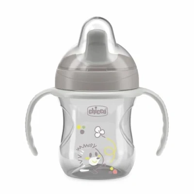 Immagine di Chicco Training Cup, in Plastica Un Bicchiere Antigoccia Bambini, Una Tazza per Imparare a Bere, Beccuccio Ergonomico Semi Soft, Valvola e Manici Rimovibili, 6 Mesi+, Senza BPA, Grigio