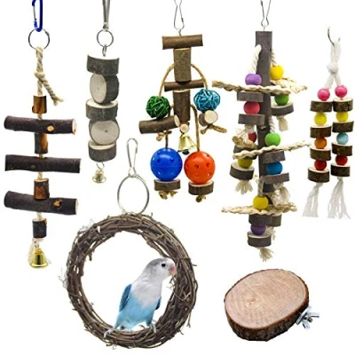 Immagine di Chikanb Giocattoli Pappagallo di Uccelli, 7 Pezzi Colorato Uccello da Masticare Altalena Appesa Gabbia per Piccoli Parrocchetti Cockatiels Conures Are Pappagalli Fringuelli
