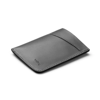 Immagine di Bellroy Card Sleeve (porta carte in pelle pregiata o portafoglio minimalista, può ospitare da 2 a 8 biglietti visita, spazio per banconote piegate) CharcoalCobalt