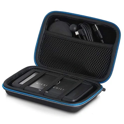 Immagine di Wicked Chili Borsa Antiurto Navi Case AntiShock Compatibile con Tomtom Start Go, Via, Trucker, Rider e Navigatore 4,3 5 Pollici (Max.: 15 x 10 4,5 cm/vano per Cavo di Ricarica) Nero