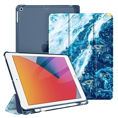 Immagine di FINTIE Custodia per iPad 10.2 Pollici 9a / 8a 7a Generazione (2021 2020 2019) con Built in Pencil Holder Sottile Leggero Semi Trasparente Cover Case Auto Sveglia/Sonno, Oceano Blu