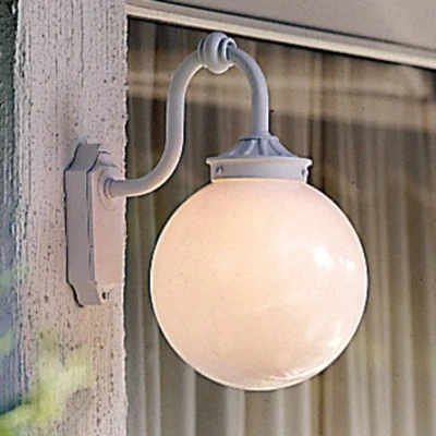 Immagine di Konstsmide Elegante lampada a muro da est. Arcturus in bianco