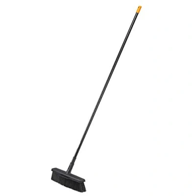 Immagine di Fiskars Scopa multiuso Solid con doppie setole PowerClean, Lunghezza: 1,7 m, L, Nero/Arancione, 1025926