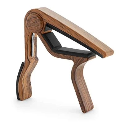Immagine di TIGER UACAPO7 LW Ukulele Trigger Capotasto per Soprano, Concerto, Baritono, Basso Ukes Finitura in legno chiaro