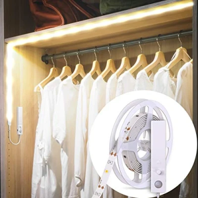 Immagine di B.K.Licht luce LED a batterie con sensore di movimento, 1m, illuminazione per armadi e guardaroba, bianco neutro 4000K, striscia adesiva, accorciabile, automatica, non incluse, IP20