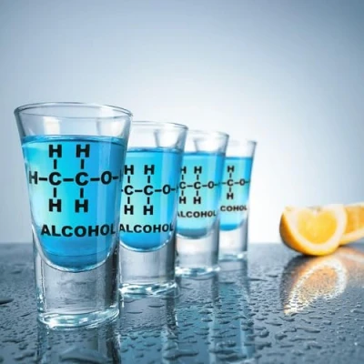 Immagine di Mad Monkey Divertenti bicchierini con formula chimica dell&#039;alcol in un set di 4