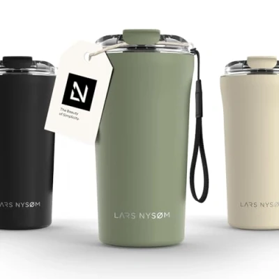 Immagine di LARS NYSØM Tazza Termica Per caffè Thermo Coffee Mug to Go con Cinturino &amp; Coperchio in Tritan 500ml da Viaggio Senza BPA 0,5 Litri Isolamento e tè (Sage Green, 500ml)