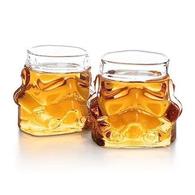 Immagine di set di 2 bicchieri da whisky originali a forma casco Stormtrooper, trasparenti, per whisky, bourbon, scotch e gin, 300 ml ciascuno, regalo perfetto uomini in ThumbsUp!
