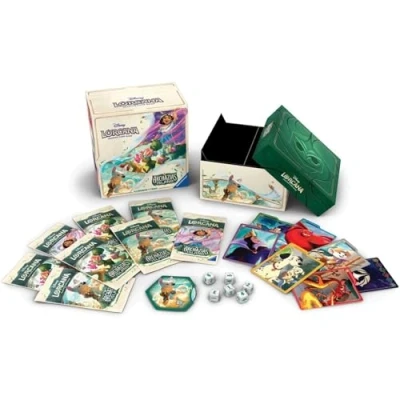 Immagine di Ravensburger Disney Lorcana TCG: Illumineer&#039;s Trove Cofanetto da Collezione con 8 Buste di Espansione, 7 Divisori, 6 Dadi Contatori e 1 Segnapunti Per Collezionisti Giocatori