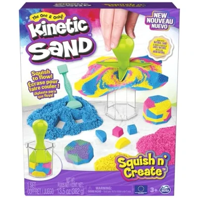 Immagine di Kinetic Sand, Set Gioco Squish N’ Create, Sabbia Colorata in 3 variazioni, cinetica 382 g, 5 Accessori per Modellare la Sabbia, Giocattoli Bambini e Bambine Anni
