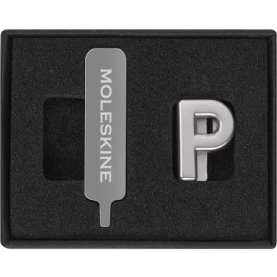 Immagine di Moleskine Pin per Taccuino o Agenda Lettera P, Spilla Lettere, Personalizza la Chiusura con Elastico, Idee Regalo Personalizzato, Colore Argento