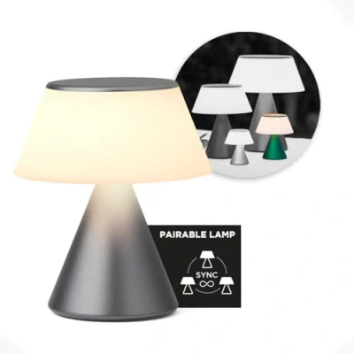 Immagine di Lexon LUMA M Lampada da tavolo a LED senza fili touch con dimmer di intensità e sincronizzazione multi lampade, 9 colori luce, per ufficio, camera letto comodino, in metallo