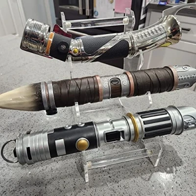 Immagine di HHUXIUE Espositore per spada laser, supporto laser da tavolo in acrilico, a 3 livelli, spade e laser. (Trasparente)