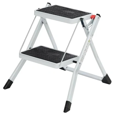 Immagine di SONGMICS Scaletta a 2 Gradini, Scala Pieghevole, Gradini di 20 cm Coperti con Gomma Antiscivolo, Manico, Capacità Carico 150 kg, in Acciaio, Bianco e Nero GSL02WT