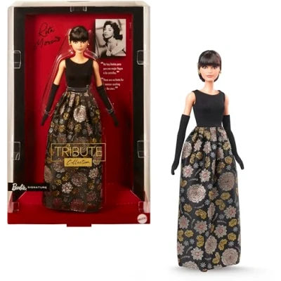 Immagine di Barbie Signature Tribute Collection bambola da collezione Rita Moreno in abito nero e oro, con guanti scarpe, include supporto per