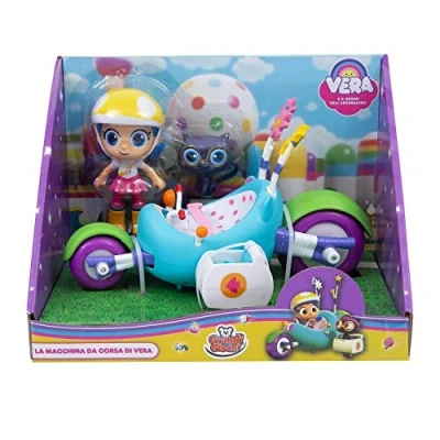 Immagine di Grandi Giochi la Macchina da Corsa di Vera, con Due Mini Personaggi Inclusi Vera e Bartleby, TRK01011