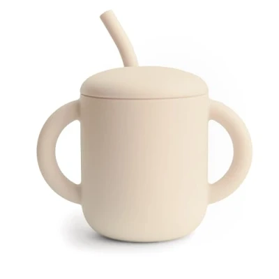 Immagine di mushie Tazza da allenamento in silicone e paglia 6+ mesi 175 ml, con manici antiscivolo a prova di fuoriuscite, senza BPA, non perdite, 100% per uso alimentare Shifting Sands