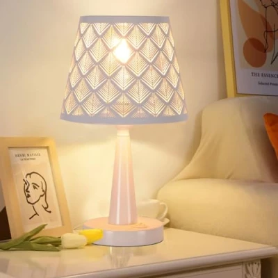 Immagine di TWSXTE Bianco lampada da tavolo, con interruttore, E27 comodino, paralume in metallo, tavolo a led, adatta per illuminazione interna ed esterna (Lampadina non inclusa)