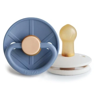 Immagine di FRIGG Little Viking Ciuccio in Lattice Pacco con 2 Ciucci Gomma Naturale Prodotto Danimarca Senza BPA Tettarella simmetrica a ciliegia (Ocean View/Cream, Taglia 1 (0 6 Mesi))