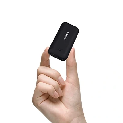 Immagine di Mini Power Bank 10000mAh Leggero, Caricatore Portatile Type C Veloce (2.4A Totale) con 1 Uscite e 2 Ingressi di Tipi Compatibile Universale Tutti i Telefoni