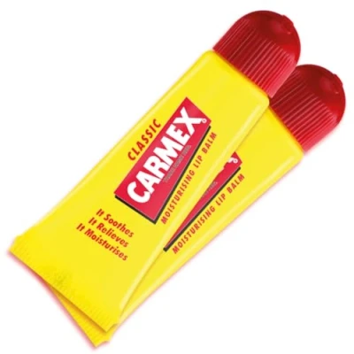 Immagine di Carmex Balsamo labbra classico idratante, lenisce e ripara le secche screpolate, formula intensamente idratante per la cura delle invernale con SPF 15 (10 g ciascuno, confezione da 2)