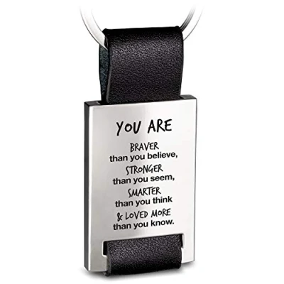 Immagine di FABACH Portachiavi in pelle con incisione Ciondolo portafortuna auto inciso motivazione per la persona preferita you are braver, stronger, smarter &amp; loved more than know, Nero , taglia unica