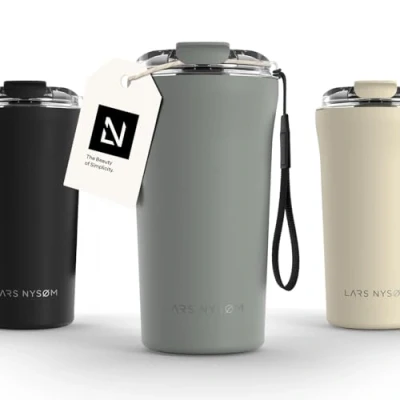 Immagine di LARS NYSØM Tazza Termica Per caffè Thermo Coffee Mug to Go con Cinturino &amp; Coperchio in Tritan 500ml da Viaggio Senza BPA 0,5 Litri Isolamento e tè (Ash Gray, 500ml)