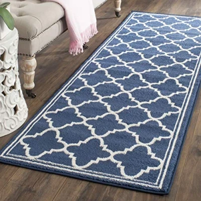 Immagine di SAFAVIEH Tappeto Boho per Soggiorno, Sala da pranzo, Camera letto Amherst Collection, A Pelo Corto, Blu Marino e Beige, 69 X 213 cm
