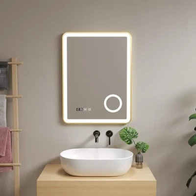 Immagine di pro.tec Specchio LED da Parete Rettangolare Bagno Antiappanamento Lente Ingranditore Orologio Luce Bianca Regolabile con Sensore Tattile 60 x 80 cm Cornice Dorata